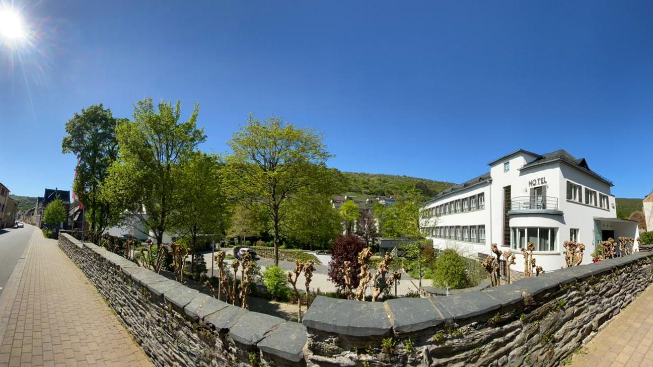 Wir strahlen mit der Sonne um die Wetter und freuen uns auf Ihren Besuch!